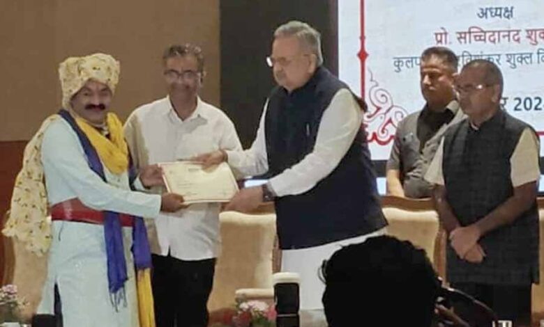 विधानसभा अध्यक्ष डॉ. रमन सिंह ने किया वरिष्ठ लोक कलाकार डॉ. पुरुषोत्तम चंद्राकर का सम्मान