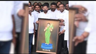 कांग्रेस सरकार ने तेलंगाना थल्ली की साड़ी का रंग बदला, कलश और मुकुट को हटाया  