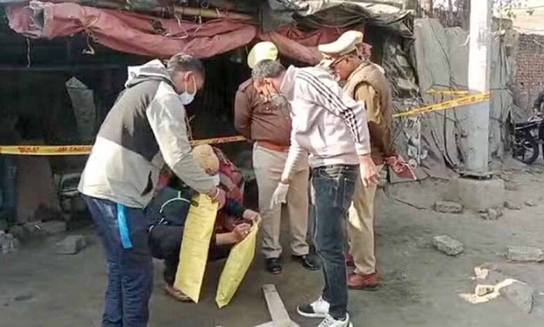 रामपुर के सिविल लाइंस क्षेत्र में मिस्त्री और चौकीदार की डंडों से पीट-पीटकर हत्या, जांच में जुटी पुलिस रामपुर के सिविल लाइंस क्षेत्र में मिस्त्री और चौकीदार की डंडों से पीट-पीटकर हत्या, जांच में जुटी पुलिस