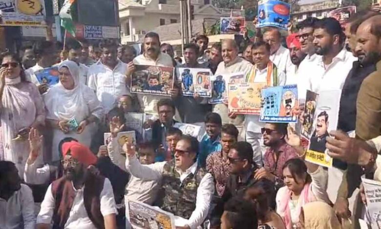 कांग्रेस पार्टी ने विभिन्न मुद्दों को लेकर सरकार के खिलाफ किया हल्ला बोल प्रदर्शन कांग्रेस पार्टी ने विभिन्न मुद्दों को लेकर सरकार के खिलाफ किया हल्ला बोल प्रदर्शन