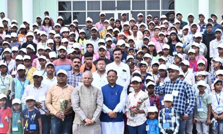 मुख्यमंत्री साय से मिले विधानसभा के शैक्षणिक भ्रमण पर आये मुंगेली जिले के बच्चे मुख्यमंत्री साय से मिले विधानसभा के शैक्षणिक भ्रमण पर आये मुंगेली जिले के बच्चे