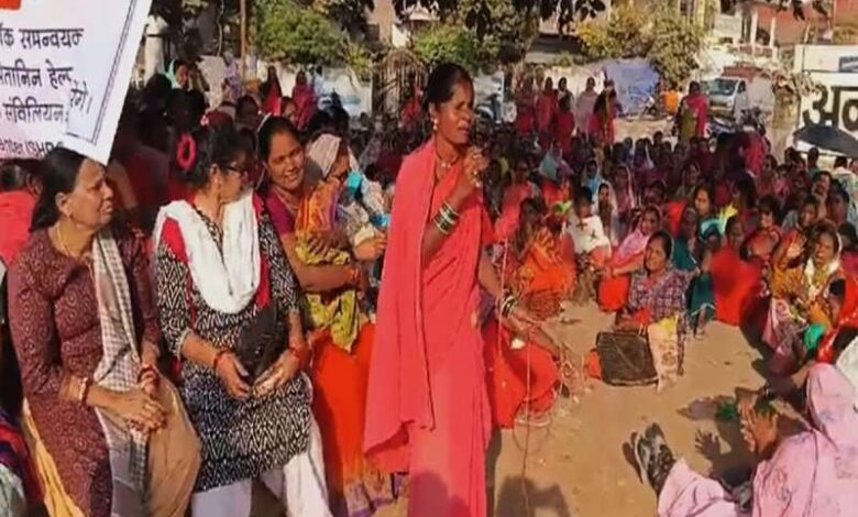 बलौदाबाजार में संविलियन की मांग पर अड़ी हैं मितानिन, सैकड़ों महिलाएं शामिल हुईं विरोध प्रदर्शन में बलौदाबाजार में संविलियन की मांग पर अड़ी हैं मितानिन, सैकड़ों महिलाएं शामिल हुईं विरोध प्रदर्शन में