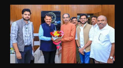 पूर्व सीएम उद्धव ठाकरे ने सीएम देवेंद्र फडणवीस से मुलाकात की पूर्व सीएम उद्धव ठाकरे ने सीएम देवेंद्र फडणवीस से मुलाकात की