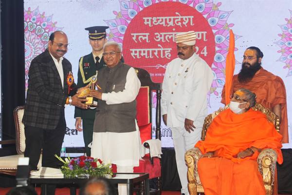 सम्मानित विभूतियाँ उत्कृष्ट कार्यों की ध्वज वाहक : राज्यपाल पटेल सम्मानित विभूतियाँ उत्कृष्ट कार्यों की ध्वज वाहक : राज्यपाल पटेल
