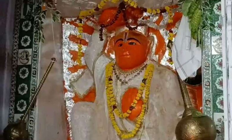 ग्वालियर में 1000 साल पुराना हनुमान मंदिर, मंगल और शनिवार को यहां उमड़ती है भीड़, मान्यता जान आप भी पहुंचेंगे धाम ग्वालियर में 1000 साल पुराना हनुमान मंदिर, मंगल और शनिवार को यहां उमड़ती है भीड़, मान्यता जान आप भी पहुंचेंगे धाम