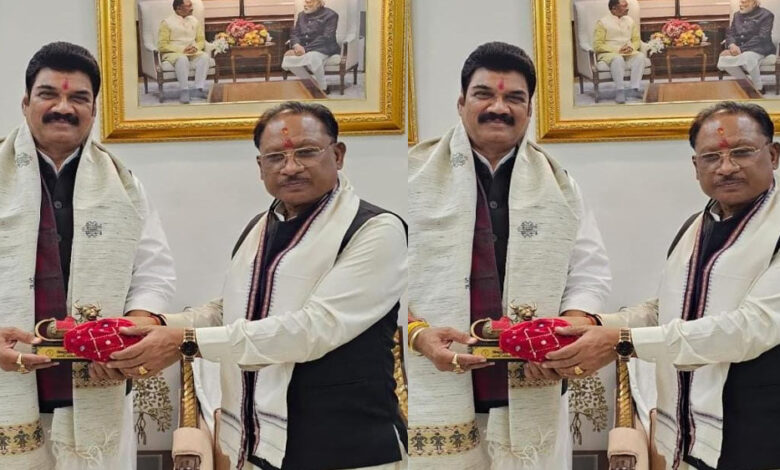 मुख्यमंत्री श्री साय से मध्यप्रदेश के खाद्य मंत्री श्री गोविंद सिंह राजपूत ने की सौजन्य मुलाकात मुख्यमंत्री श्री साय से मध्यप्रदेश के खाद्य मंत्री श्री गोविंद सिंह राजपूत ने की सौजन्य मुलाकात