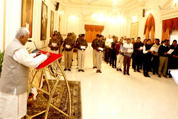 राज्यपाल पटेल ने अधिकारी-कर्मचारियों को दिलायी सुशासन की शपथ राज्यपाल पटेल ने अधिकारी-कर्मचारियों को दिलायी सुशासन की शपथ