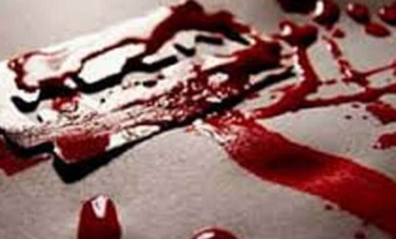 शराबी बेटे ने मॉ के गले पर ब्लेड से किया वार शराबी बेटे ने मॉ के गले पर ब्लेड से किया वार