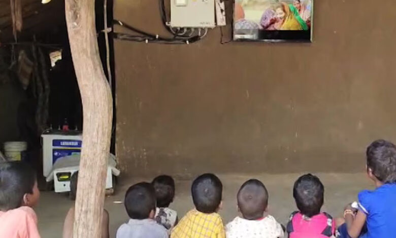 सुकमा के अति-माओवाद प्रभावित क्षेत्र पूवर्ती में विकास की एक नई किरण, आजादी के 78 साल बाद पहली बार इस गांव के लोगों ने दूरदर्शन देखा सुकमा के अति-माओवाद प्रभावित क्षेत्र पूवर्ती में विकास की एक नई किरण, आजादी के 78 साल बाद पहली बार इस गांव के लोगों ने दूरदर्शन देखा