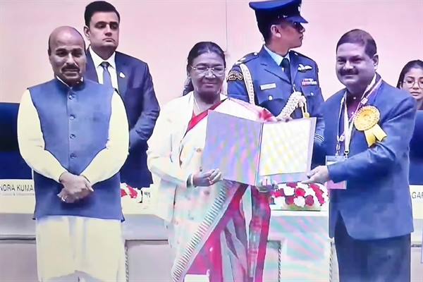 राष्ट्रपति श्रीमती मुर्मु ने मध्यप्रदेश के डॉ. शर्मा को राष्ट्रीय दिव्यांगजन सशक्तिकरण पुरस्कार से किया सम्मानित राष्ट्रपति श्रीमती मुर्मु ने मध्यप्रदेश के डॉ. शर्मा को राष्ट्रीय दिव्यांगजन सशक्तिकरण पुरस्कार से किया सम्मानित