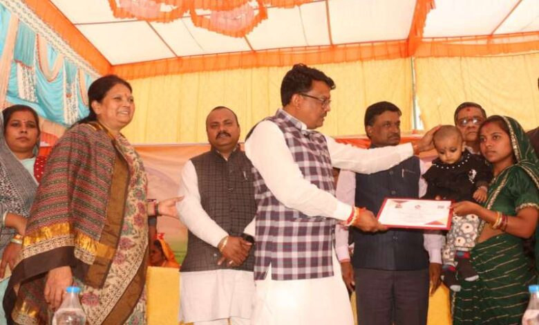 स्व- सहायता समूहों से जुड़कर महिलाएं बने आत्म निर्भर- मंत्री चौहान स्व- सहायता समूहों से जुड़कर महिलाएं बने आत्म निर्भर- मंत्री चौहान