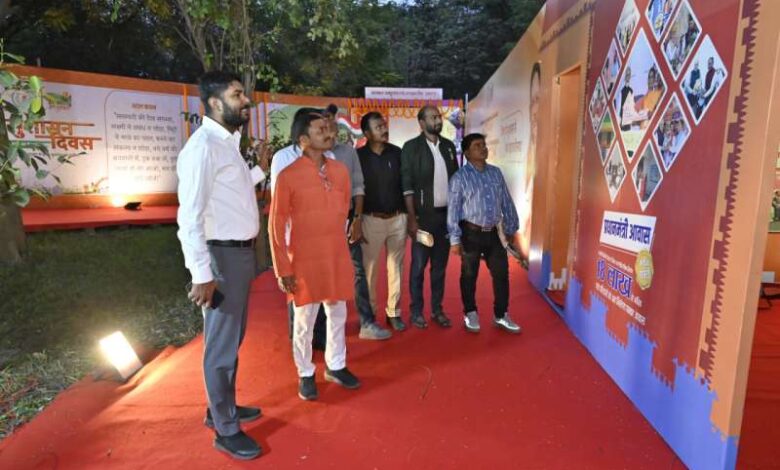 अटल जी की कविताएं मंत्रमुग्ध कर रही आगंतुकों को अटल जी की कविताएं मंत्रमुग्ध कर रही आगंतुकों को