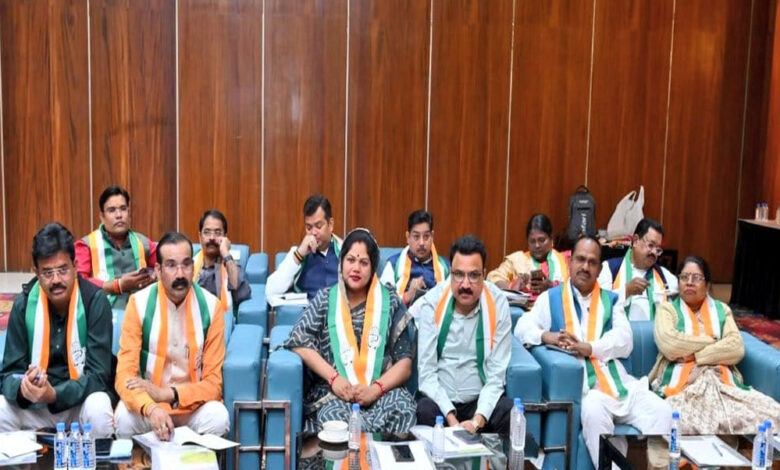 कांग्रेस के विधायक दल की बैठक, भूपेश बघेल कहीं नजर नहीं आए कांग्रेस के विधायक दल की बैठक, भूपेश बघेल कहीं नजर नहीं आए