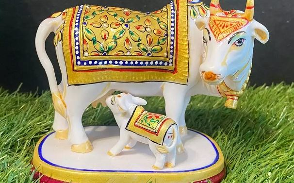 कार्य स्थल और ऑफिस की सही दिशा में रखें कामधेनु गाय की मूर्ति, कहां रखने से बचें, जानें वास्तु शास्त्र के सही नियम