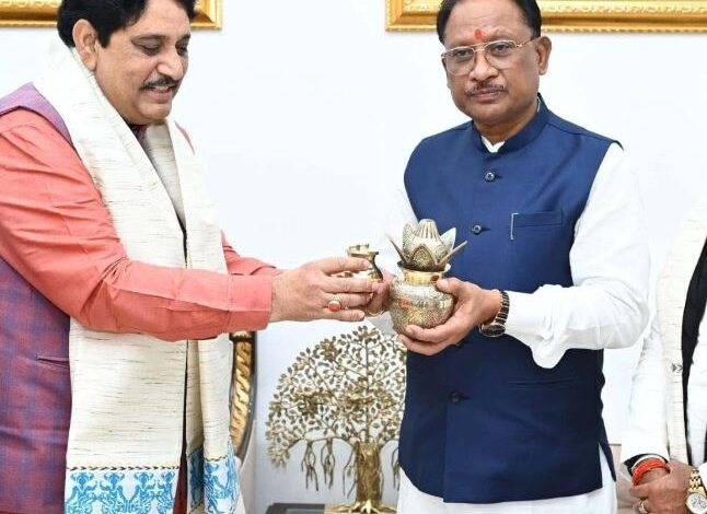 उत्तर प्रदेश के मुख्यमंत्री योगी आदित्यनाथ ने छत्तीसगढ़ के मुख्यमंत्री विष्णु देव साय के लिए भेजा महाकुंभ में शामिल होने का आमंत्रण