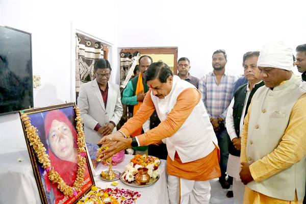 मुख्यमंत्री डॉ. यादव ने स्व. सुमन देवी को पुष्पांजलि अर्पित कर दी श्रद्धांजलि मुख्यमंत्री डॉ. यादव ने स्व. सुमन देवी को पुष्पांजलि अर्पित कर दी श्रद्धांजलि