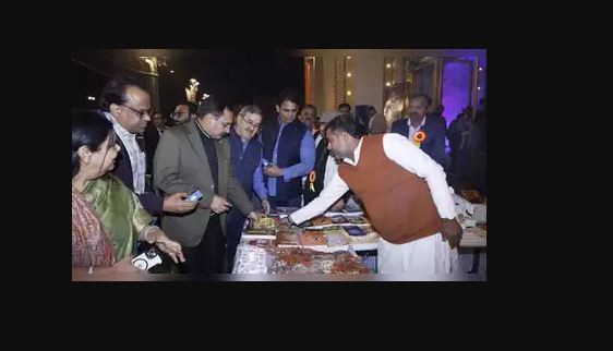 जनता से सुझाव लेने बाजारों में पहुंचे बीजेपी नेता जनता से सुझाव लेने बाजारों में पहुंचे बीजेपी नेता