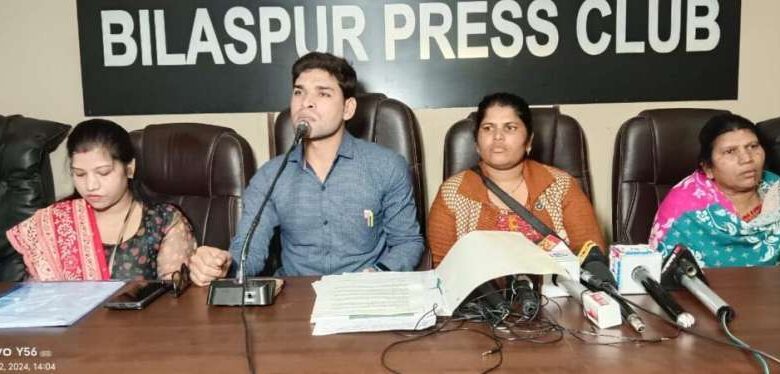हेड कांस्टेबल से जान का खतरा, पुलिसकर्मी के परिवार ने मांगी सुरक्षा, परसदा के जोशी परिवार का आरोप पुलिस विभाग नहीं कर रहा कार्रवाई हेड कांस्टेबल से जान का खतरा, पुलिसकर्मी के परिवार ने मांगी सुरक्षा, परसदा के जोशी परिवार का आरोप पुलिस विभाग नहीं कर रहा कार्रवाई
