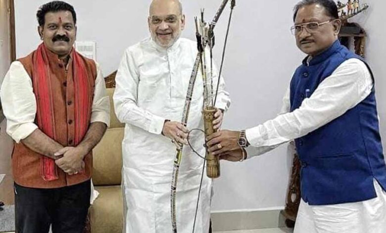 मुख्यमंत्री साय ने केंद्रीय गृह मंत्रीअमित शाह को किया स्मृतिचिन्ह भेंट