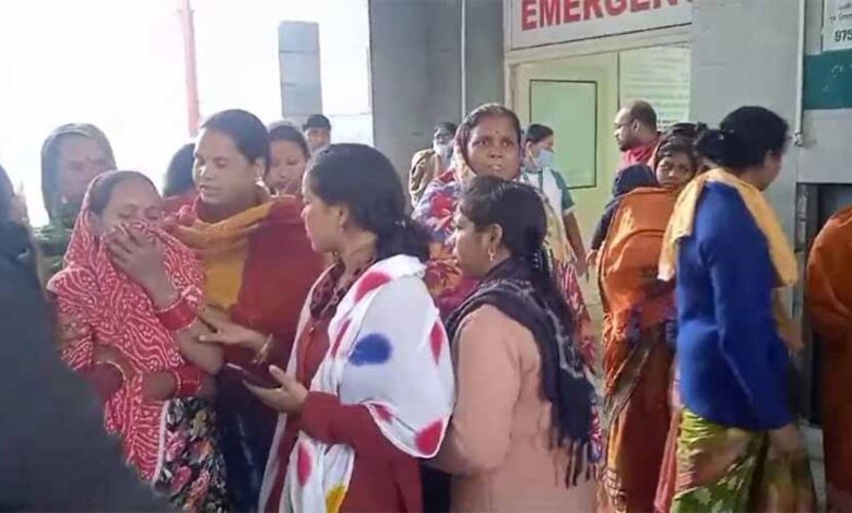 स्टील प्लांट में बड़ा हादसा: श्रमिकों के ऊपर अचानक गिरी गर्म फ्लाईएश 1 की मौत, 2 घायल स्टील प्लांट में बड़ा हादसा: श्रमिकों के ऊपर अचानक गिरी गर्म फ्लाईएश 1 की मौत, 2 घायल