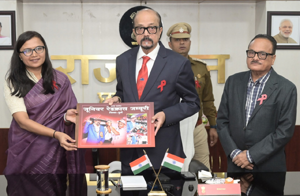 राज्यपाल डेका को जूनियर रेडक्रॉस जम्बूरी का एलबम भेंट किया राज्यपाल डेका को जूनियर रेडक्रॉस जम्बूरी का एलबम भेंट किया