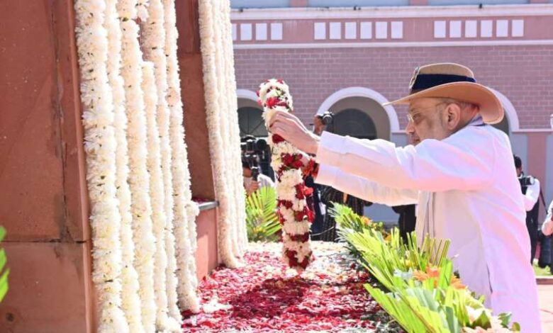 केंद्रीय गृह मंत्री अमित शाह ने शहीद जवानों को दी श्रद्धांजलि