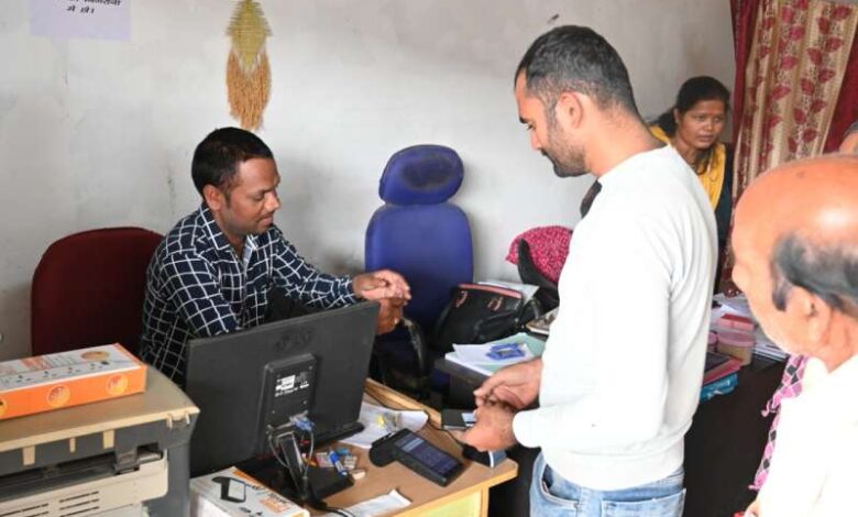 उपार्जन केन्द्रों में माइक्रो एटीएम की सुविधा से प्रसन्न है किसान