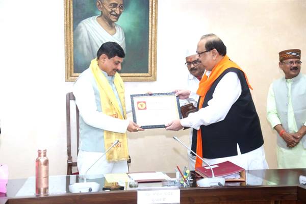 मुख्यमंत्री डॉ. यादव को मंत्री काश्यप ने अन्तर्राष्ट्रीय व्यापार मेले में प्राप्त स्वर्ण पदक किया भेंट मुख्यमंत्री डॉ. यादव को मंत्री काश्यप ने अन्तर्राष्ट्रीय व्यापार मेले में प्राप्त स्वर्ण पदक किया भेंट