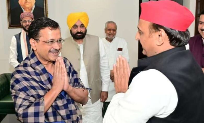अखिलेश की केजरीवाल से दोस्ती राहुल गांधी के लिए खतरे की घंटी अखिलेश की केजरीवाल से दोस्ती राहुल गांधी के लिए खतरे की घंटी