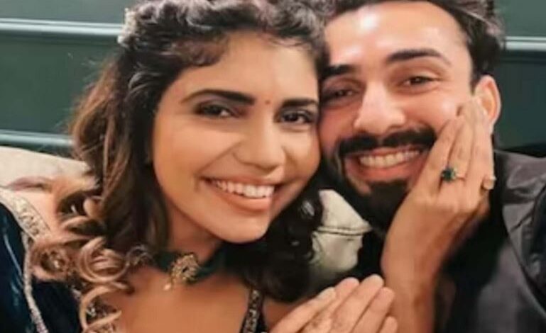लान्ग टाइम गर्लफ्रेंड संग सगाई की अभिषेक ने लान्ग टाइम गर्लफ्रेंड संग सगाई की अभिषेक ने