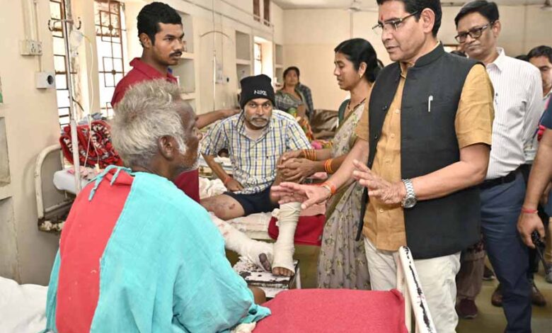 राजस्व मंत्री वर्मा ने अस्पताल पहुँचकर मरीजों का पूछा हाल