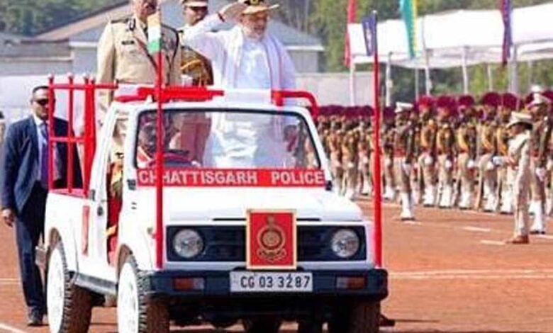 केन्द्रीय गृह एवं सहकारिता मंत्री अमित शाह ने आज अपने छत्तीसगढ़ दौरे के पहले दिन रायपुर में छत्तीसगढ़ पुलिस को ‘प्रेसिडेंट कलर’ प्रदान किया