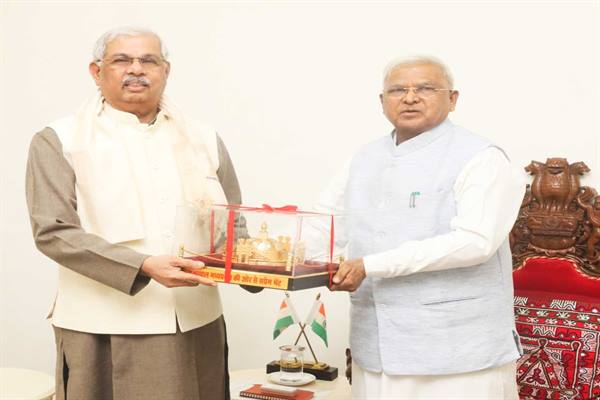 राज्यपाल पटेल से बिहार के राज्यपाल आर्लेकर ने की सौजन्य भेंट राज्यपाल पटेल से बिहार के राज्यपाल आर्लेकर ने की सौजन्य भेंट