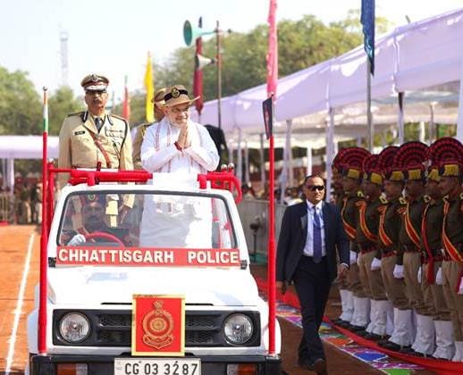 केन्द्रीय गृह एवं सहकारिता मंत्री अमित शाह ने आज अपने छत्तीसगढ़ दौरे के पहले दिन रायपुर में छत्तीसगढ़ पुलिस को ‘प्रेसिडेंट कलर’ प्रदान किया केन्द्रीय गृह एवं सहकारिता मंत्री अमित शाह ने आज अपने छत्तीसगढ़ दौरे के पहले दिन रायपुर में छत्तीसगढ़ पुलिस को ‘प्रेसिडेंट कलर’ प्रदान किया