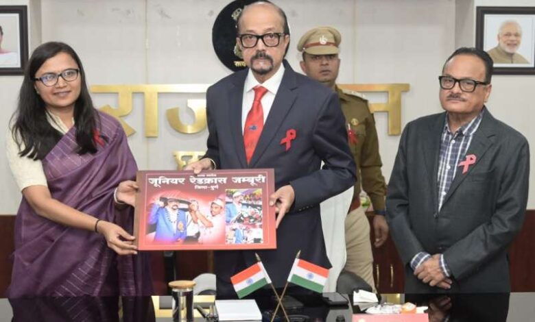 राज्यपाल डेका को जूनियर रेडक्रॉस जम्बूरी का एलबम भेंट किया