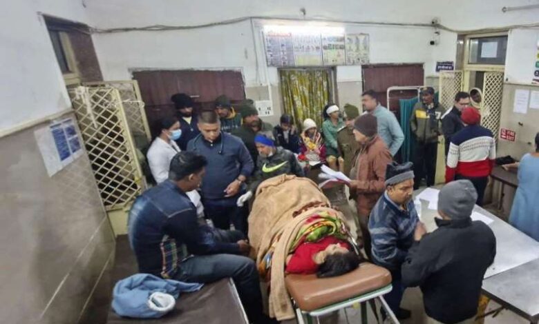मथुरा जा रही बस पलटी, 9 यात्री घायल, दो की हालत गंभीर मथुरा जा रही बस पलटी, 9 यात्री घायल, दो की हालत गंभीर