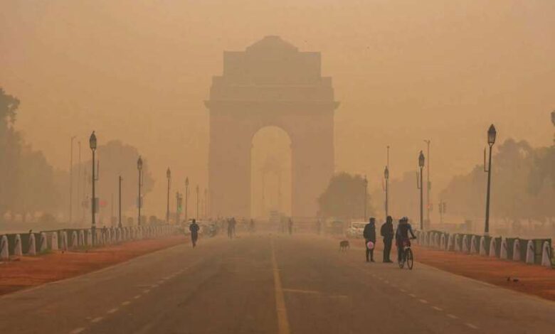 दिल्ली में हवा का संकट, दो दिन में AQI 200 से बढ़कर 450 हुआ दिल्ली में हवा का संकट, दो दिन में AQI 200 से बढ़कर 450 हुआ