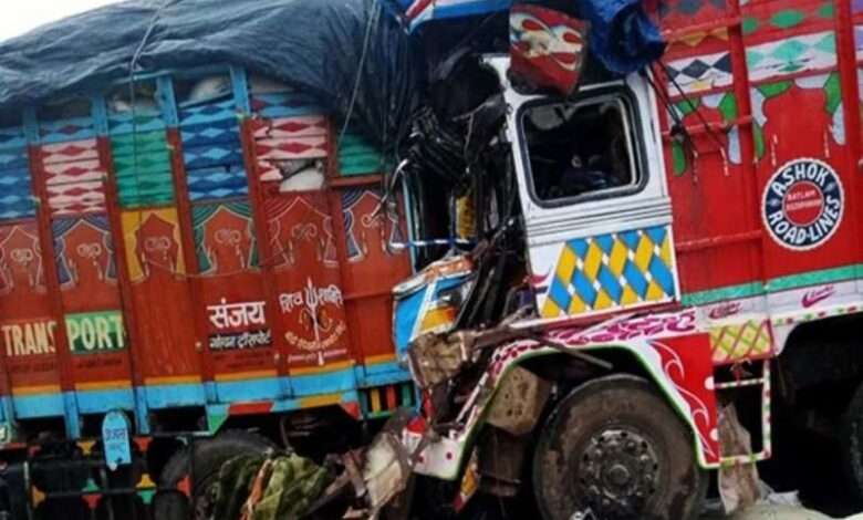 दो ट्रकों में सीधी टक्कर, दोनों चालकों की मौके पर ही मौत, एक की हालत गंभीर दो ट्रकों में सीधी टक्कर, दोनों चालकों की मौके पर ही मौत, एक की हालत गंभीर