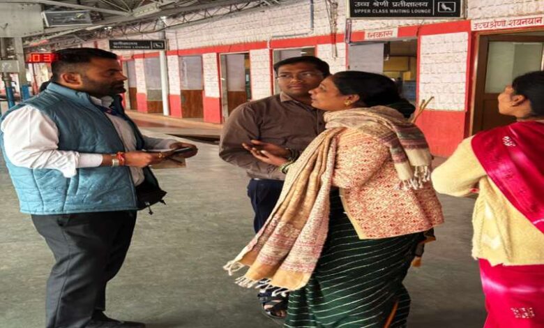 भोपाल मंडल के 9 स्टेशनों पर ‘किलाबंदी’ टिकट चेकिंग: 1549 यात्री पकड़े गए, ₹8.66 लाख जुर्माना वसूला भोपाल मंडल के 9 स्टेशनों पर ‘किलाबंदी’ टिकट चेकिंग: 1549 यात्री पकड़े गए, ₹8.66 लाख जुर्माना वसूला