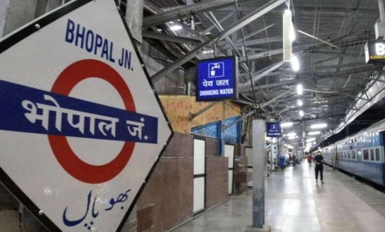 भोपाल रेलवे स्टेशन पर सतर्कता और बहादुरी से बचाई गई महिला की जिंदगी भोपाल रेलवे स्टेशन पर सतर्कता और बहादुरी से बचाई गई महिला की जिंदगी