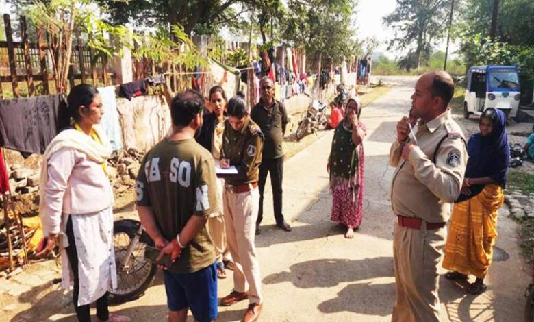 पुलिस ने चलाया अभियान, बाहर से आने वाले यात्रियों व फेरीवालों का किया गया सत्यापन पुलिस ने चलाया अभियान, बाहर से आने वाले यात्रियों व फेरीवालों का किया गया सत्यापन