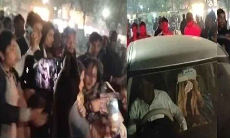 छत्तीसगढ़-कोरबा में पति-पत्नी और प्रेमिका ने जमकर किया हंगामा, भीड़ ने प्रेमिका को धुना छत्तीसगढ़-कोरबा में पति-पत्नी और प्रेमिका ने जमकर किया हंगामा, भीड़ ने प्रेमिका को धुना
