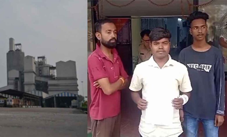 छत्तीसगढ़-रायगढ़ में जमीन वापस मांग रहसे प्रदर्शनकारियों को अधिकारियों ने पीटा, जिंदल सीमेंट कंपनी ने 10 साल पहले कर लिया कब्जा छत्तीसगढ़-रायगढ़ में जमीन वापस मांग रहसे प्रदर्शनकारियों को अधिकारियों ने पीटा, जिंदल सीमेंट कंपनी ने 10 साल पहले कर लिया कब्जा