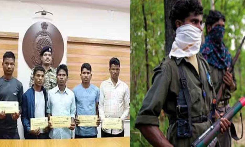 छत्तीसगढ़-बीजापुर में 11 लाख के इनामी सहित पांच नक्सलियों ने किया माओवाद से तौबा, पुलिस के सामने किया सरेंडर छत्तीसगढ़-बीजापुर में 11 लाख के इनामी सहित पांच नक्सलियों ने किया माओवाद से तौबा, पुलिस के सामने किया सरेंडर