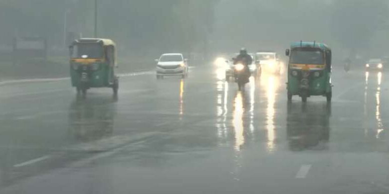 दिल्ली में बारिश से वायु प्रदूषण में गिरावट, AQI में सुधार के बाद बेहतर हुई हवा दिल्ली में बारिश से वायु प्रदूषण में गिरावट, AQI में सुधार के बाद बेहतर हुई हवा