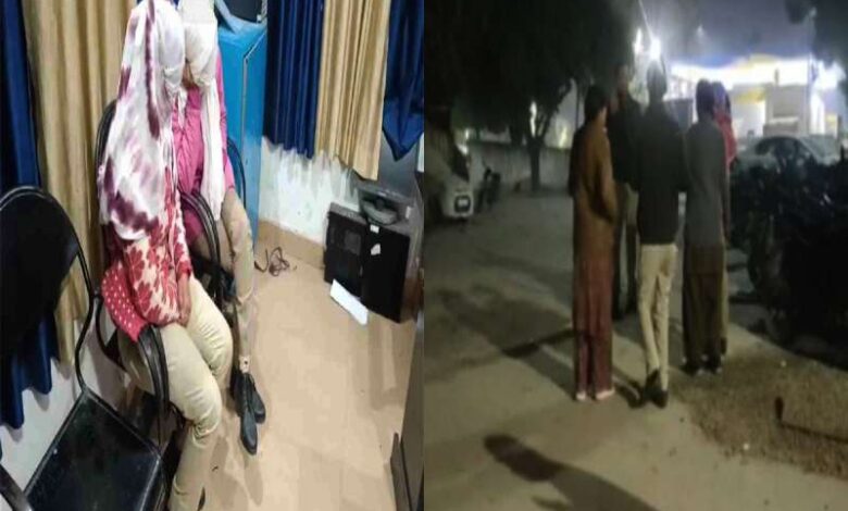 वर्दी पहनकर वसूली कर रही थीं दो महिलाएं, पुलिस ने लाडली लक्ष्मी पथ से किया गिरफ्तार वर्दी पहनकर वसूली कर रही थीं दो महिलाएं, पुलिस ने लाडली लक्ष्मी पथ से किया गिरफ्तार