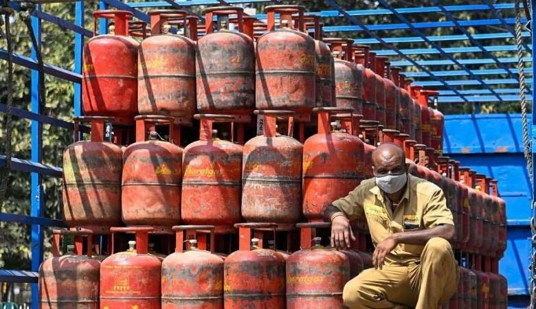 शारदा गैस एजेंसी के मालिक और कर्मचारी के खिलाफ एफआईआर दर्ज शारदा गैस एजेंसी के मालिक और कर्मचारी के खिलाफ एफआईआर दर्ज