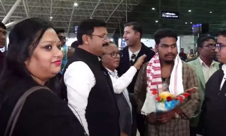 अफ्रीका के कैमरून में फंसे झारखंड के 47 श्रमिकों में से 11 की घर वापसी, 36 की वापसी के प्रयास जारी अफ्रीका के कैमरून में फंसे झारखंड के 47 श्रमिकों में से 11 की घर वापसी, 36 की वापसी के प्रयास जारी
