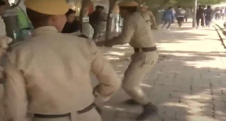 BPSC कार्यालय के पास अभ्यर्थियों पर लाठी चार्ज, नॉमलाइजेशन के खिलाफ प्रदर्शन BPSC कार्यालय के पास अभ्यर्थियों पर लाठी चार्ज, नॉमलाइजेशन के खिलाफ प्रदर्शन