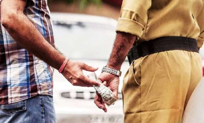 लोकायुक्त ने कांस्टेबल को रिश्वत लेते रंगे हाथों पकड़ा, इस मामले में मांग रहा था पैसे लोकायुक्त ने कांस्टेबल को रिश्वत लेते रंगे हाथों पकड़ा, इस मामले में मांग रहा था पैसे